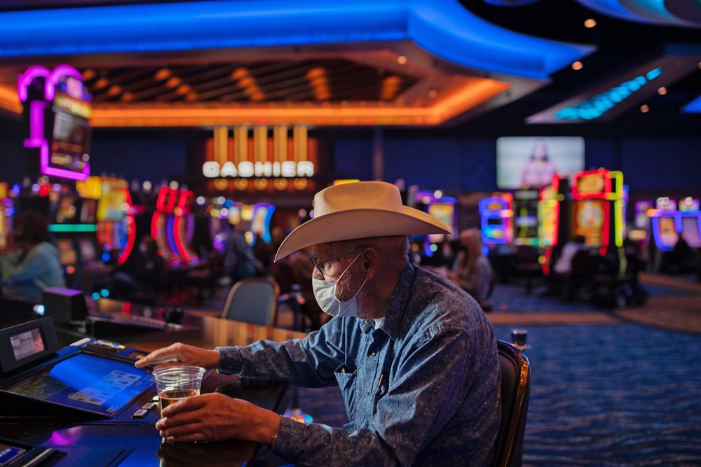 What’s The Difference Between 3 Card Poker and Hold’em?